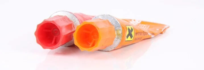 Zwei Tuben Klebstoff